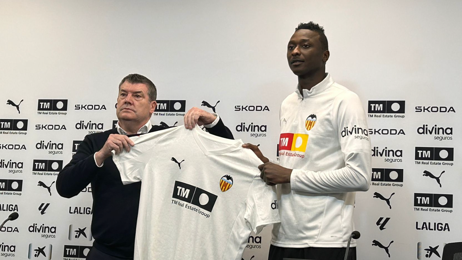 Sadiq Umar, presentado como jugador del Valencia CF