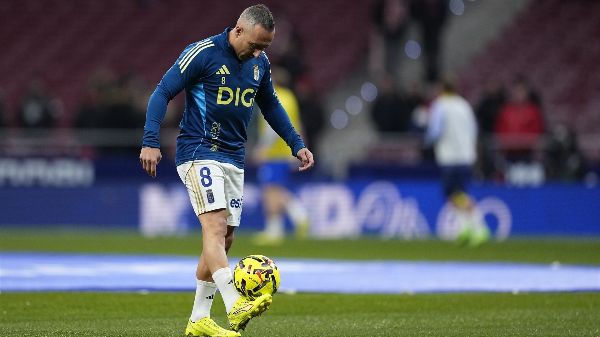 Santi Cazorla calienta con el Oviedo en el Metropolitano Santi Cazorla calienta con el Oviedo en el Metropolitano