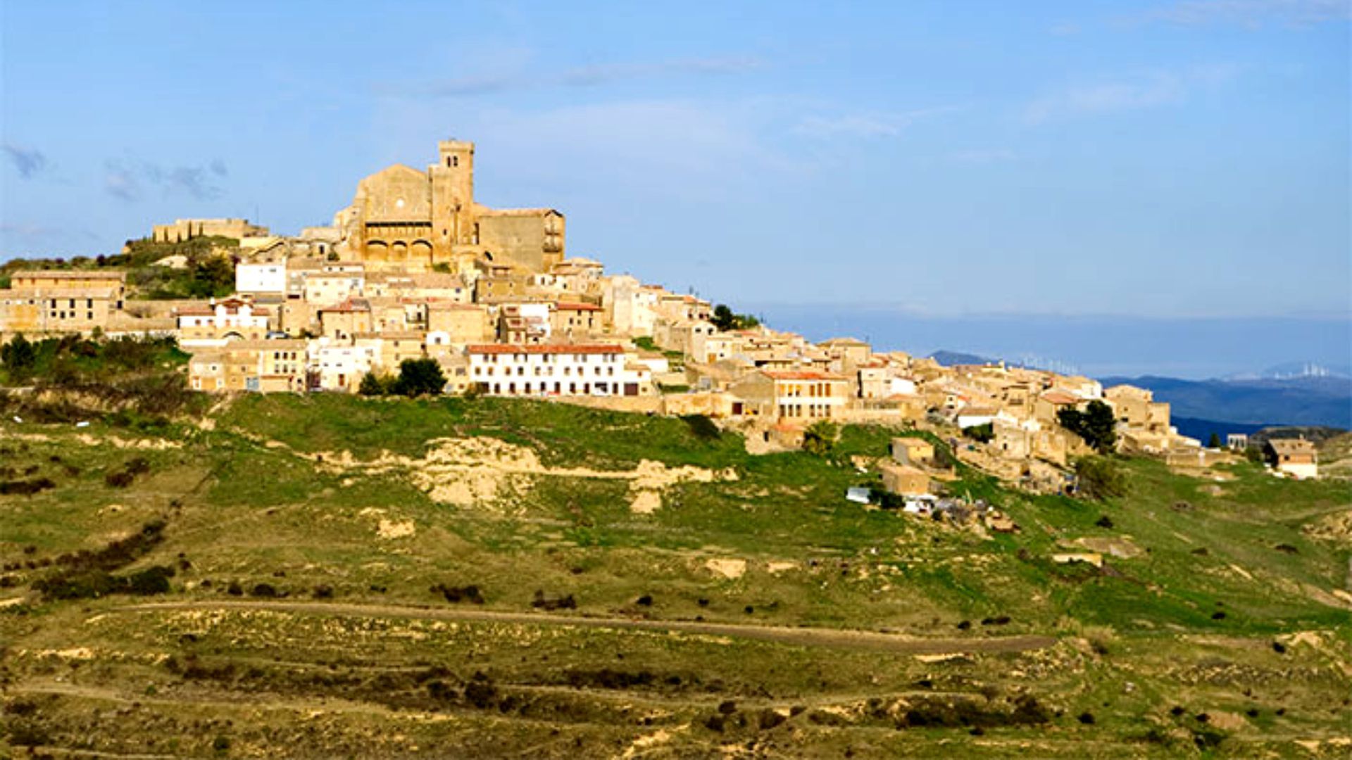 Ujúe está ubicado en una colina