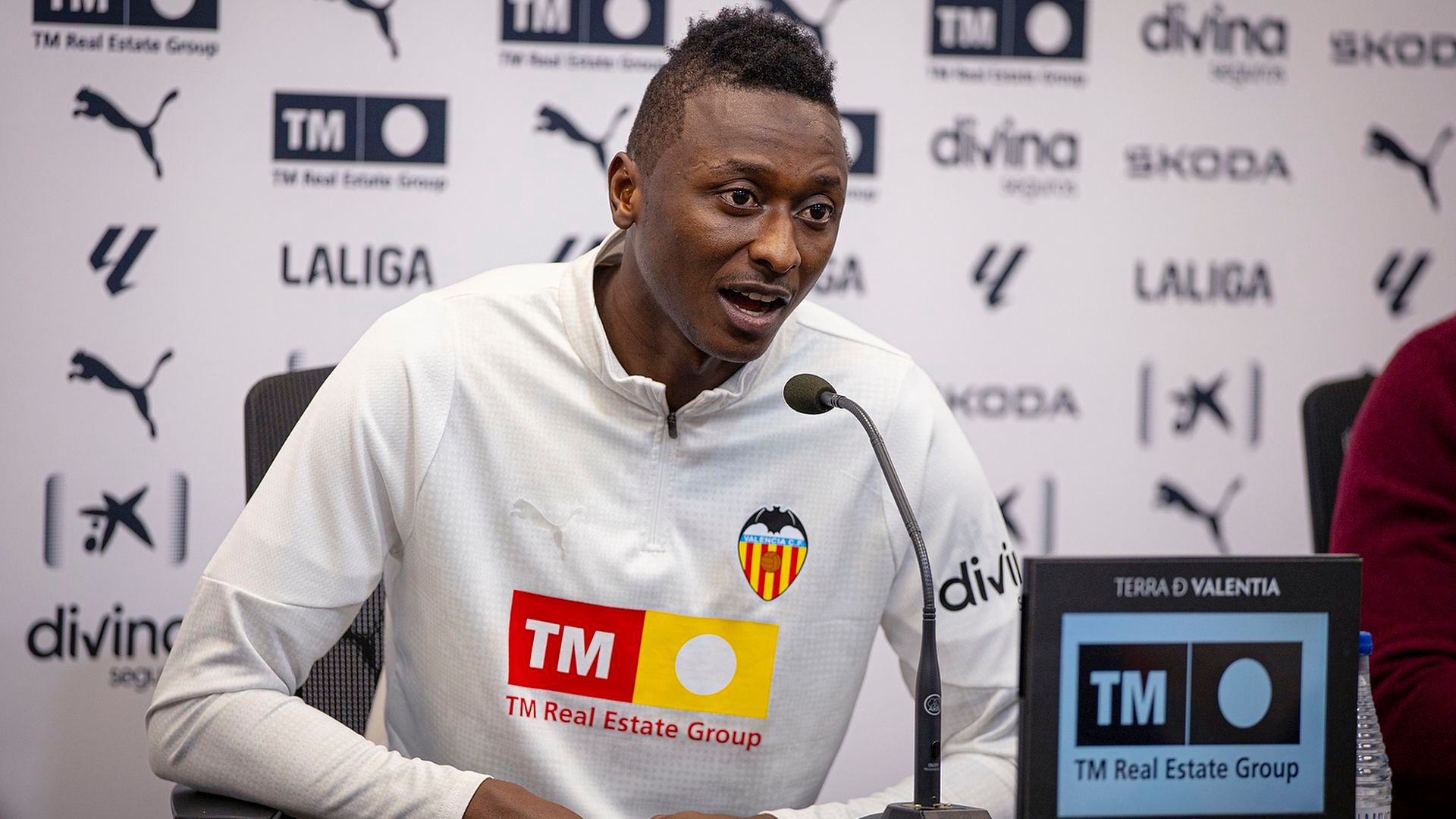 Umar Sadiq en sala de prensa