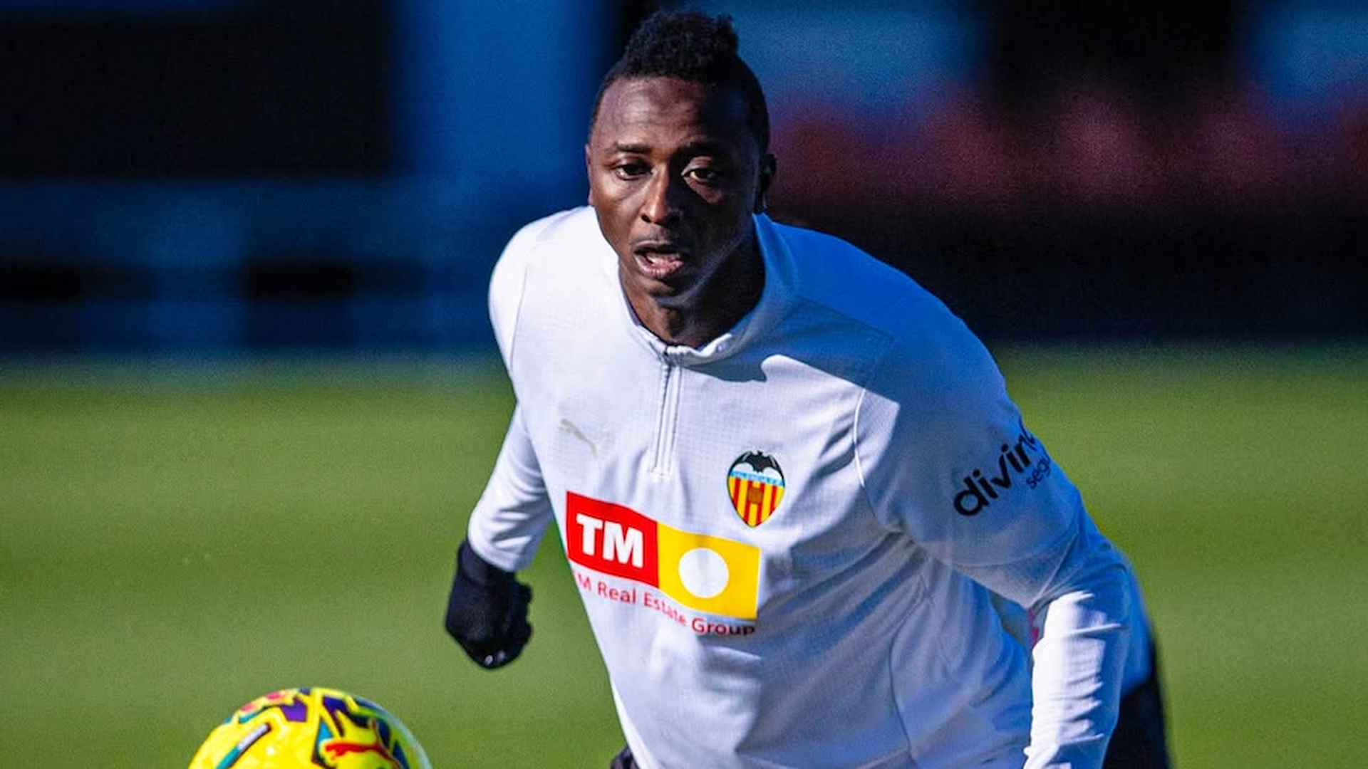 Umar Sadiq se entrena con el Valencia CF