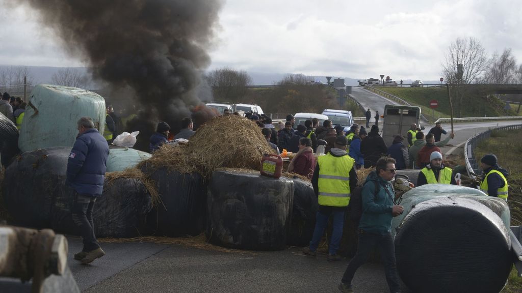 Cortan con tractores la A-52 en Ourense: más protestas del campo por el acuerdo de Mercosur
