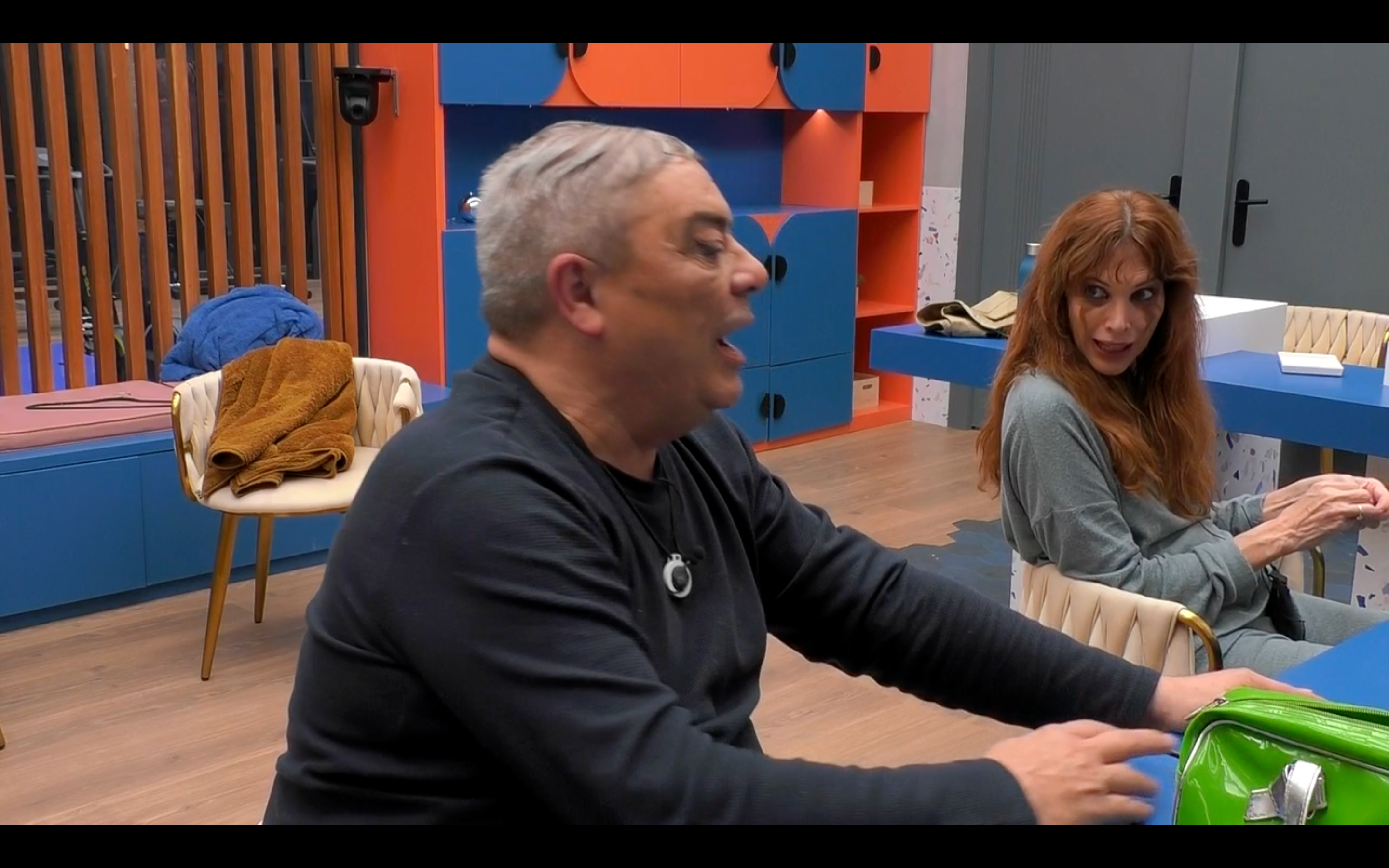 Antonio y Cristina hablan en el baño