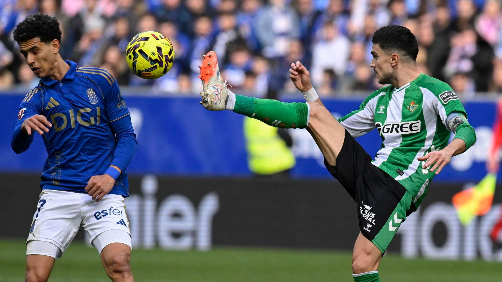 Bartra, en el duelo contra el Oviedo Bartra, en el duelo contra el Oviedo