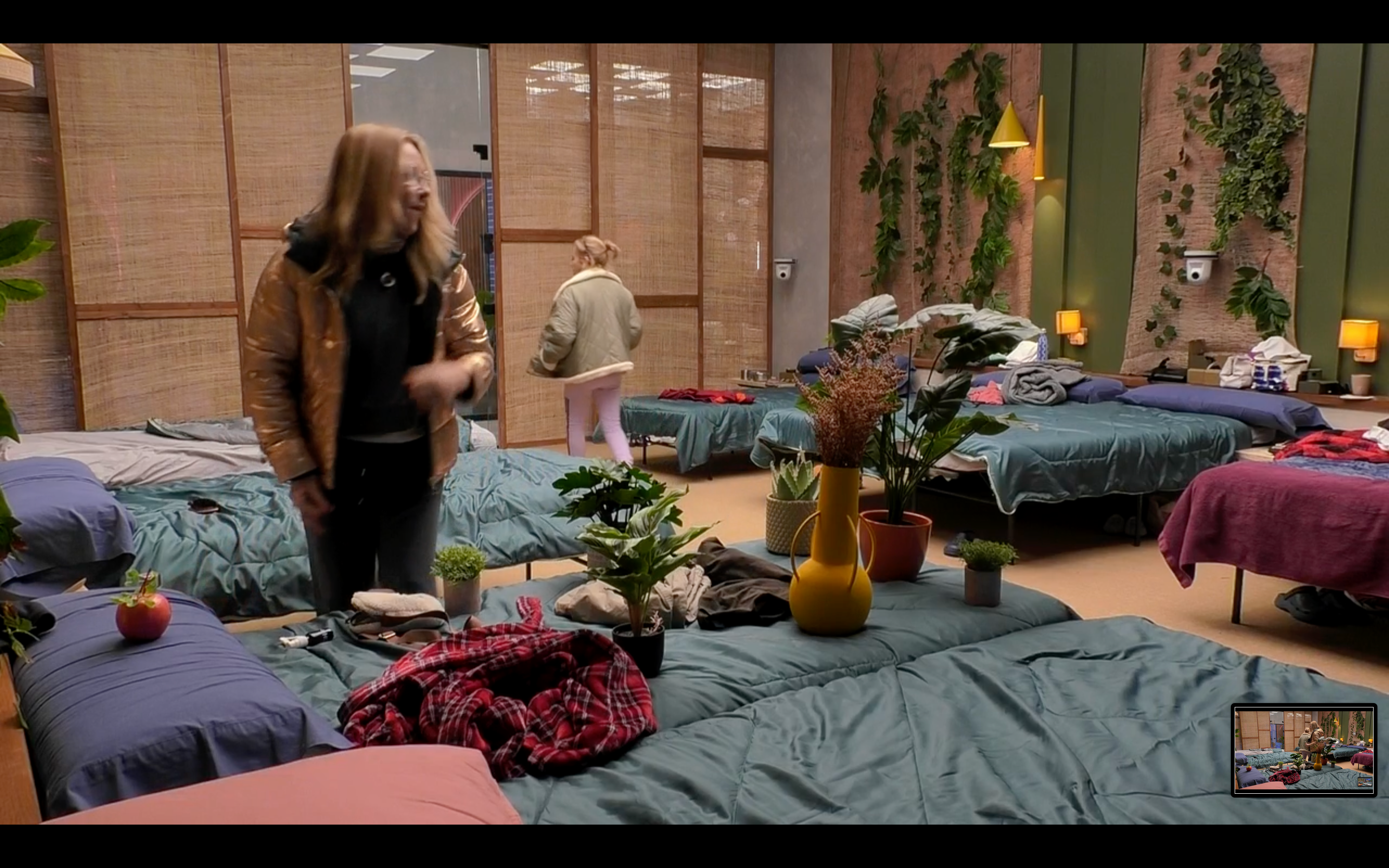 Belén descubre las plantas en su cama