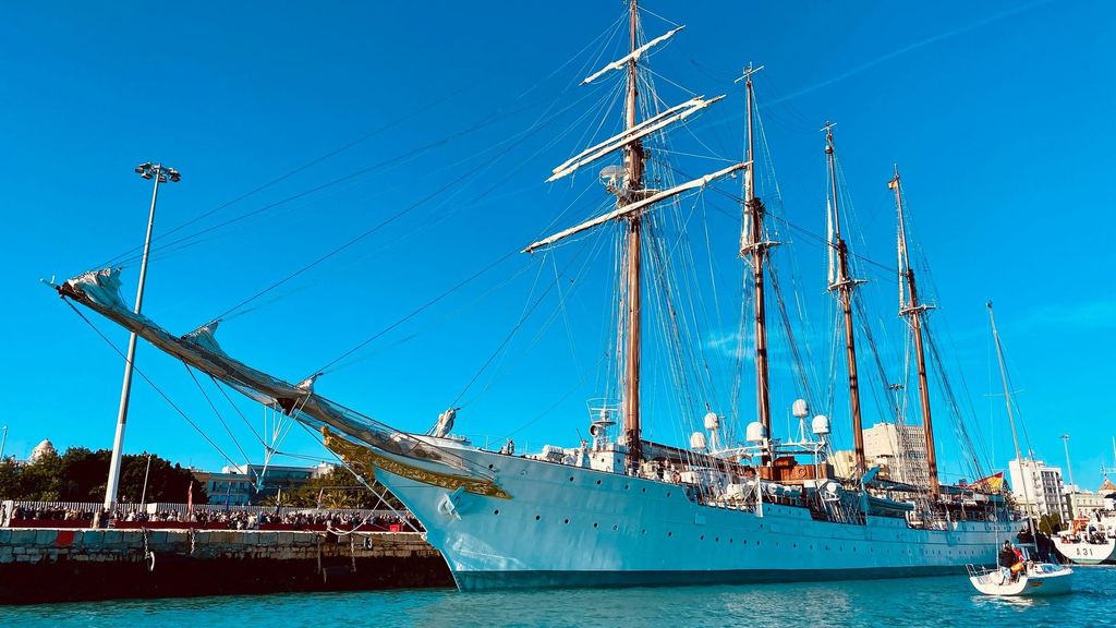 El buque escuela Elcano sale al mar desde Cádiz para empezar su 98 crucero de instrucción