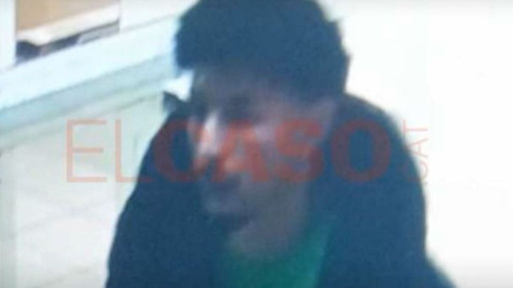 Búsqueda del hombre que habría dejado en muerte cerebral a su pareja y en estado crítico a su suegra tras agredirlas con una olla en Barcelona