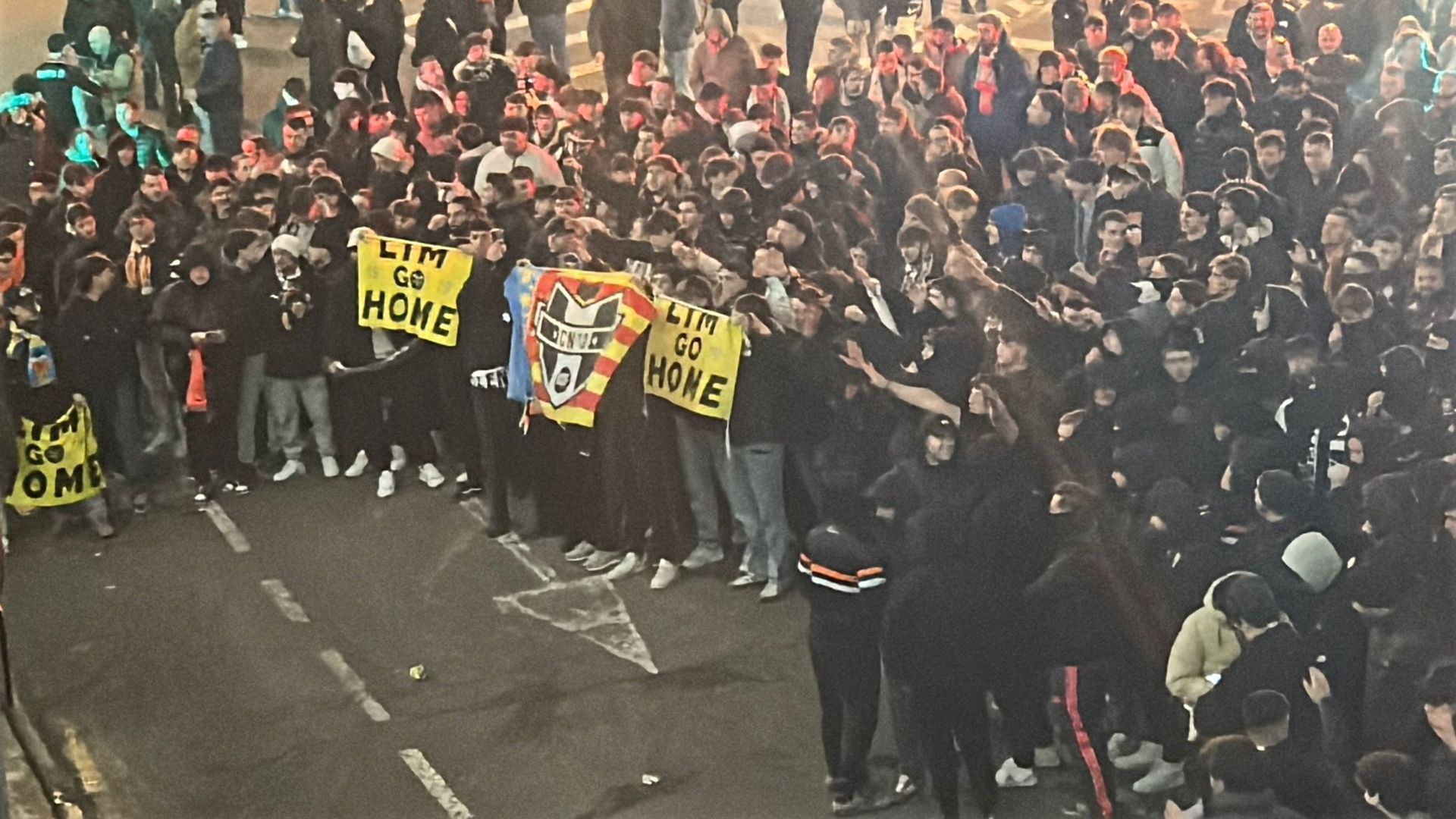 Centenares de aficionados protestan en Mestalla