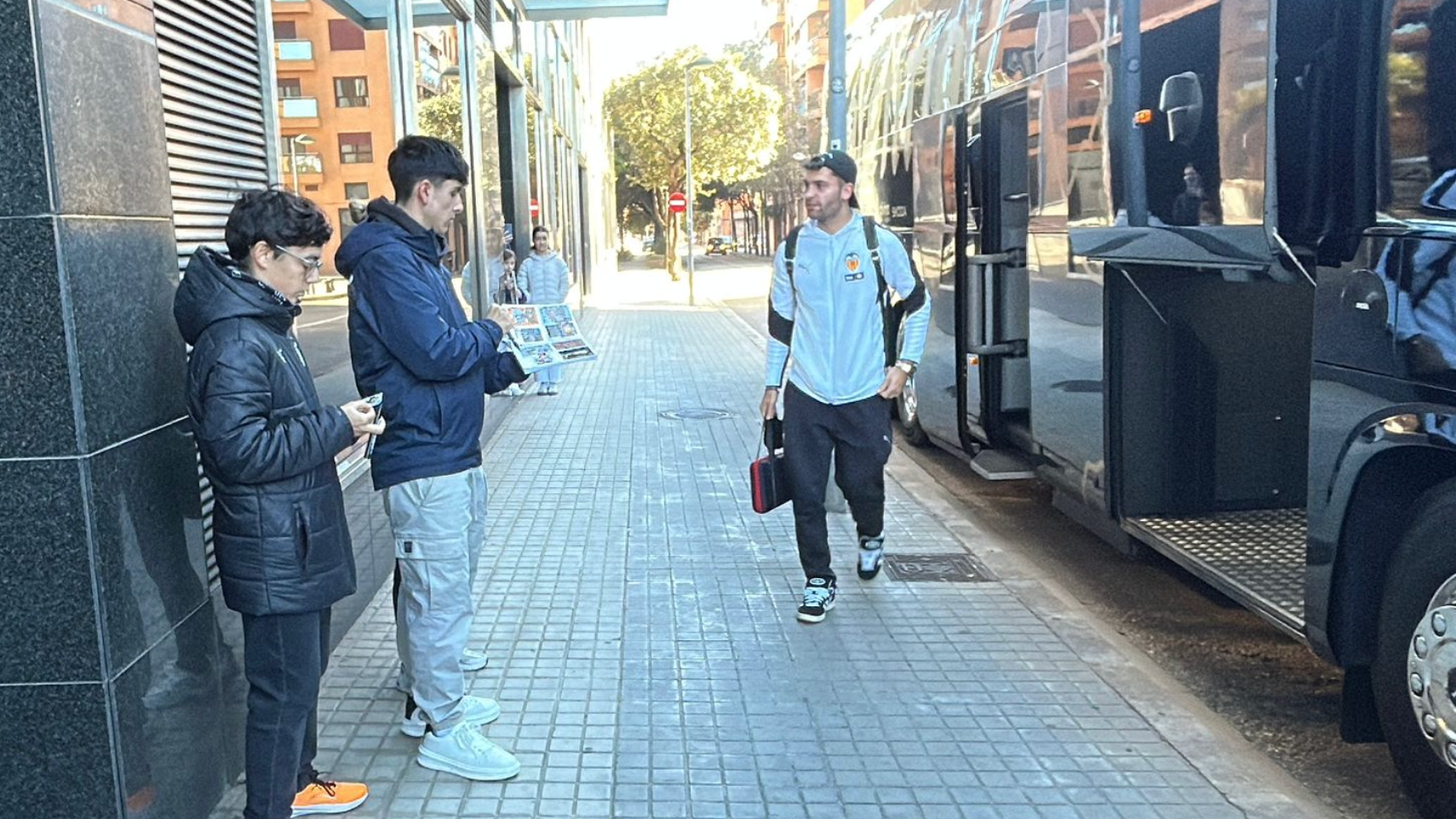 Hugo Duro entra en el hotel