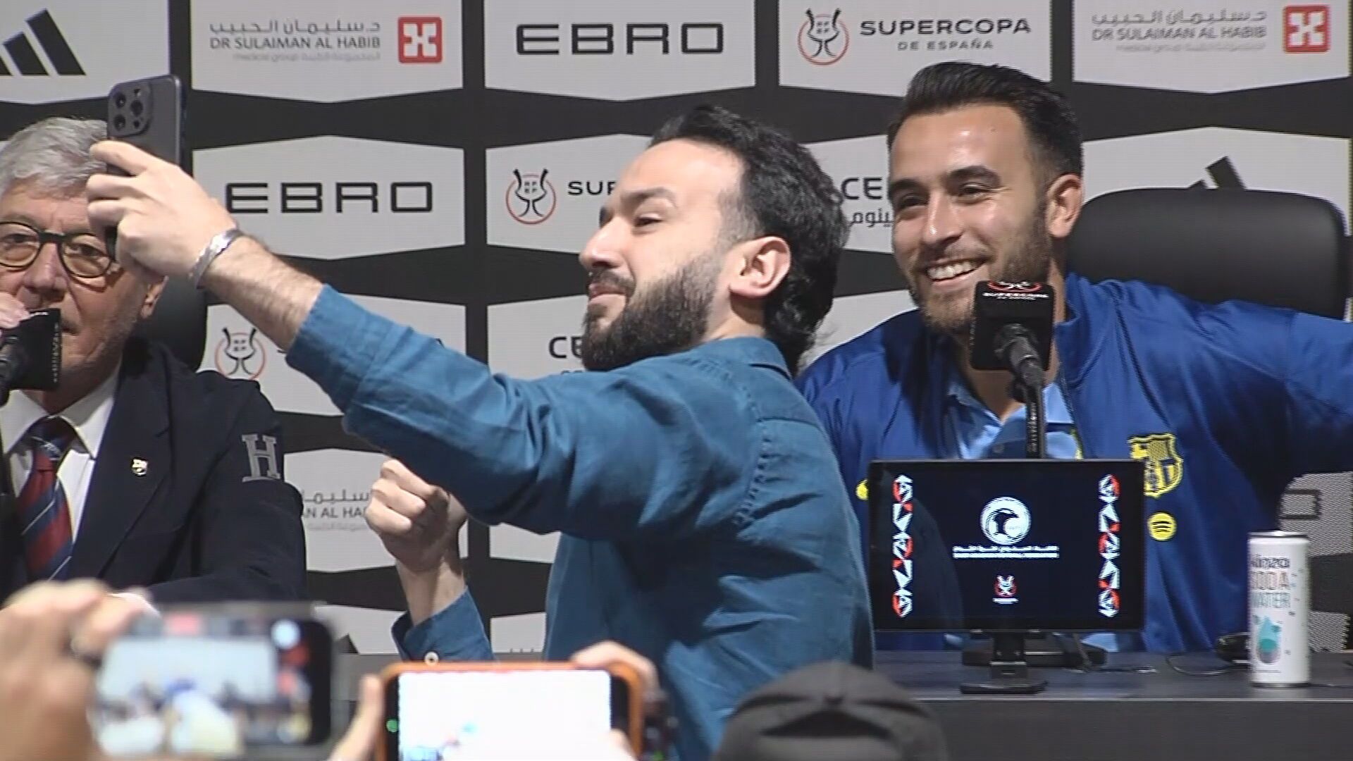 El influencer haciéndose una foto con Eric García