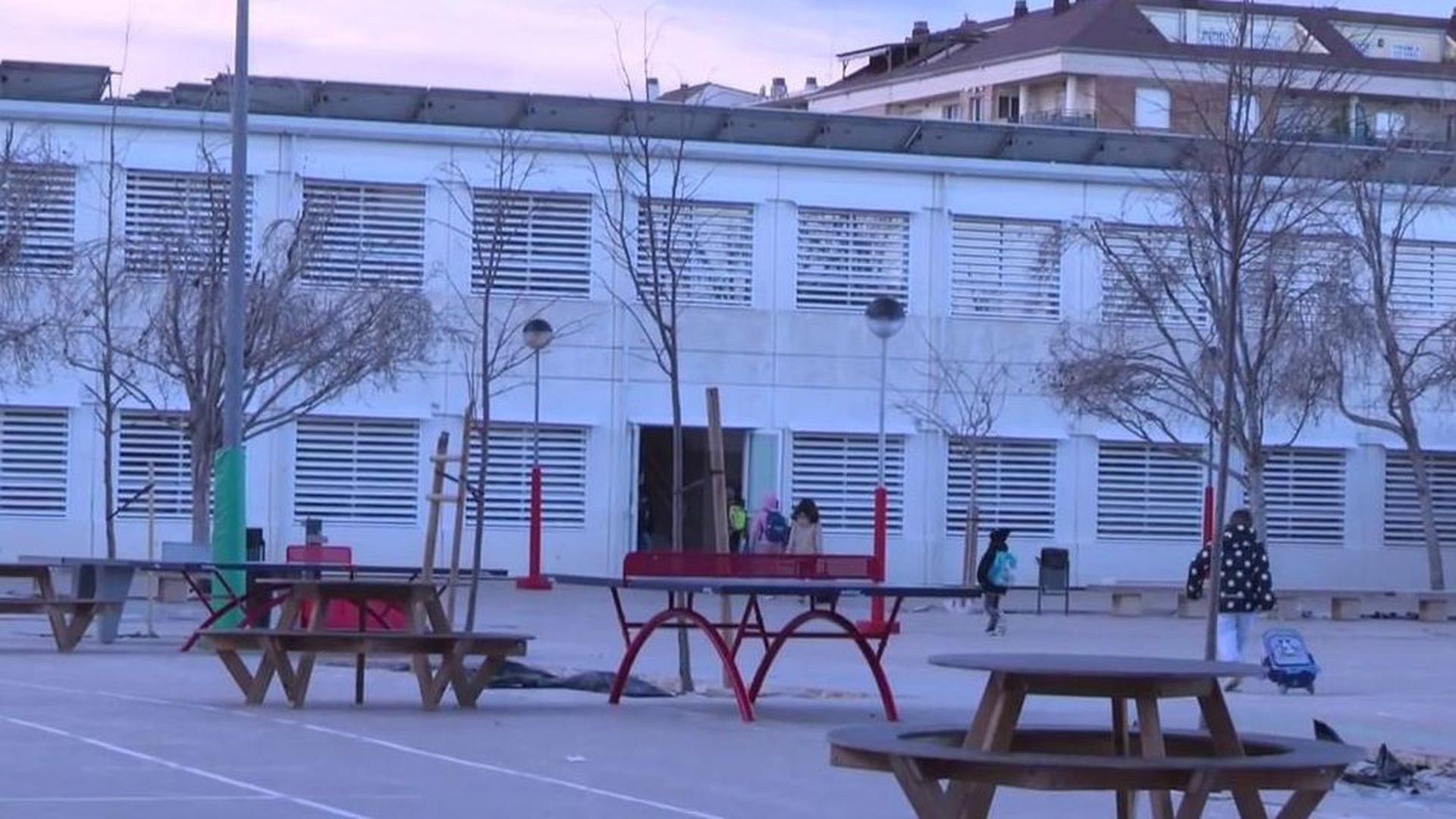 Frío en las aulas improvisadas por la DANA