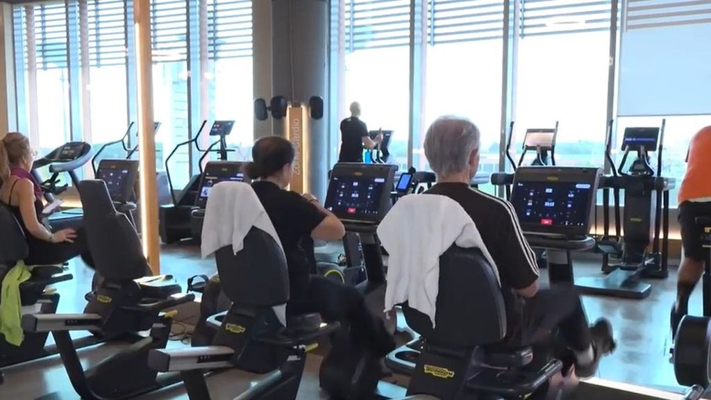 Se dispara la afluencia a los gimnasios: los expertos alertan de los riesgos y lesiones