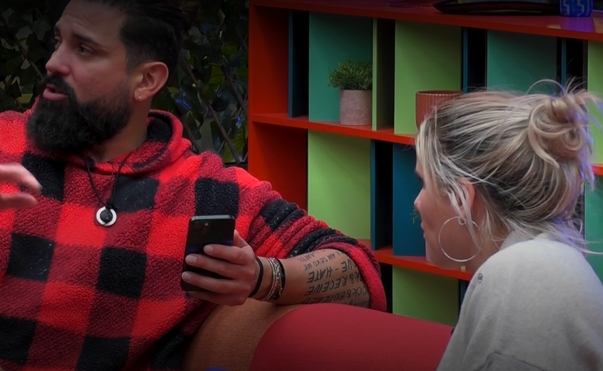 John departe con Gloria