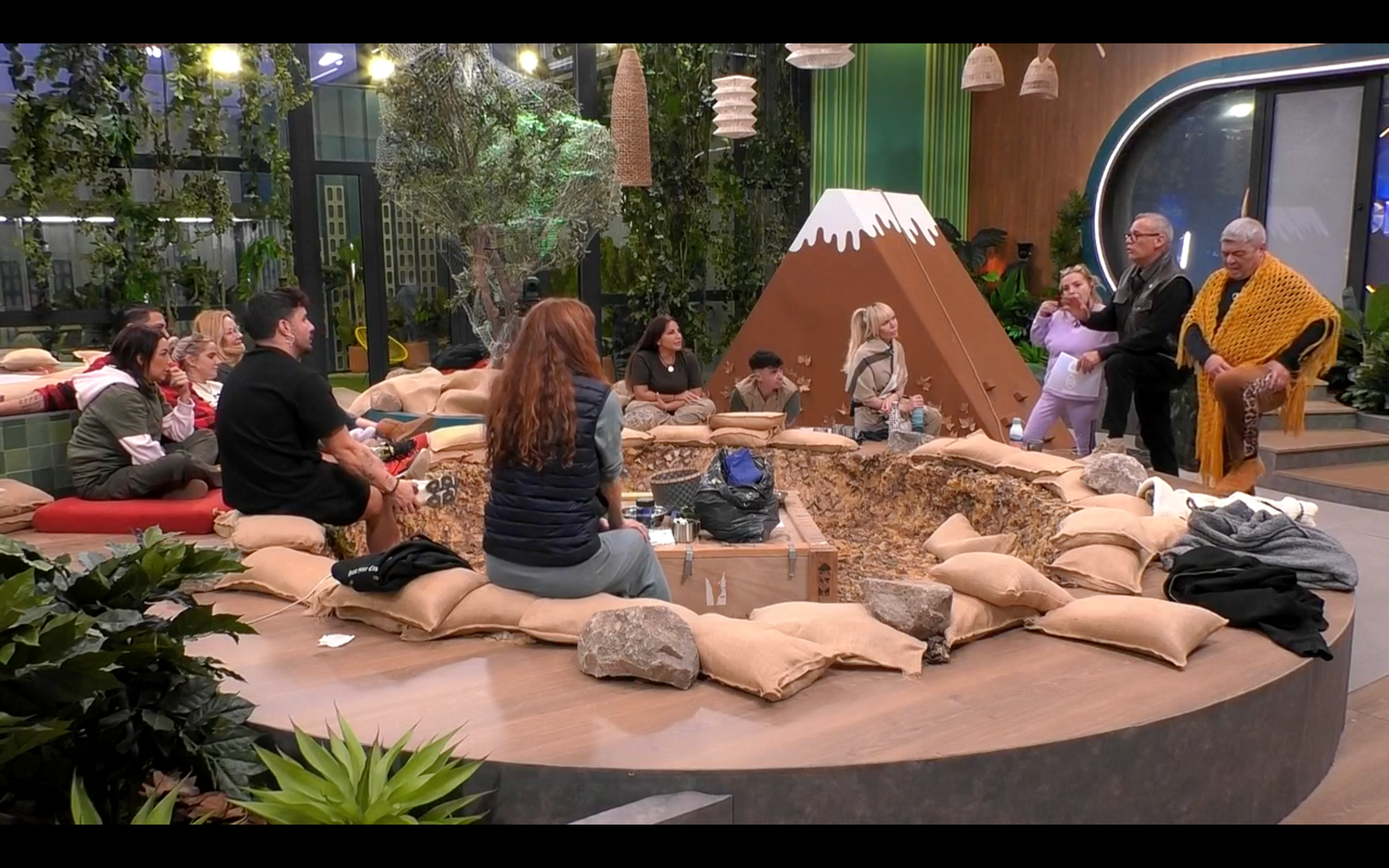 Los concursantes escuchan atentos a Carlos Lozano