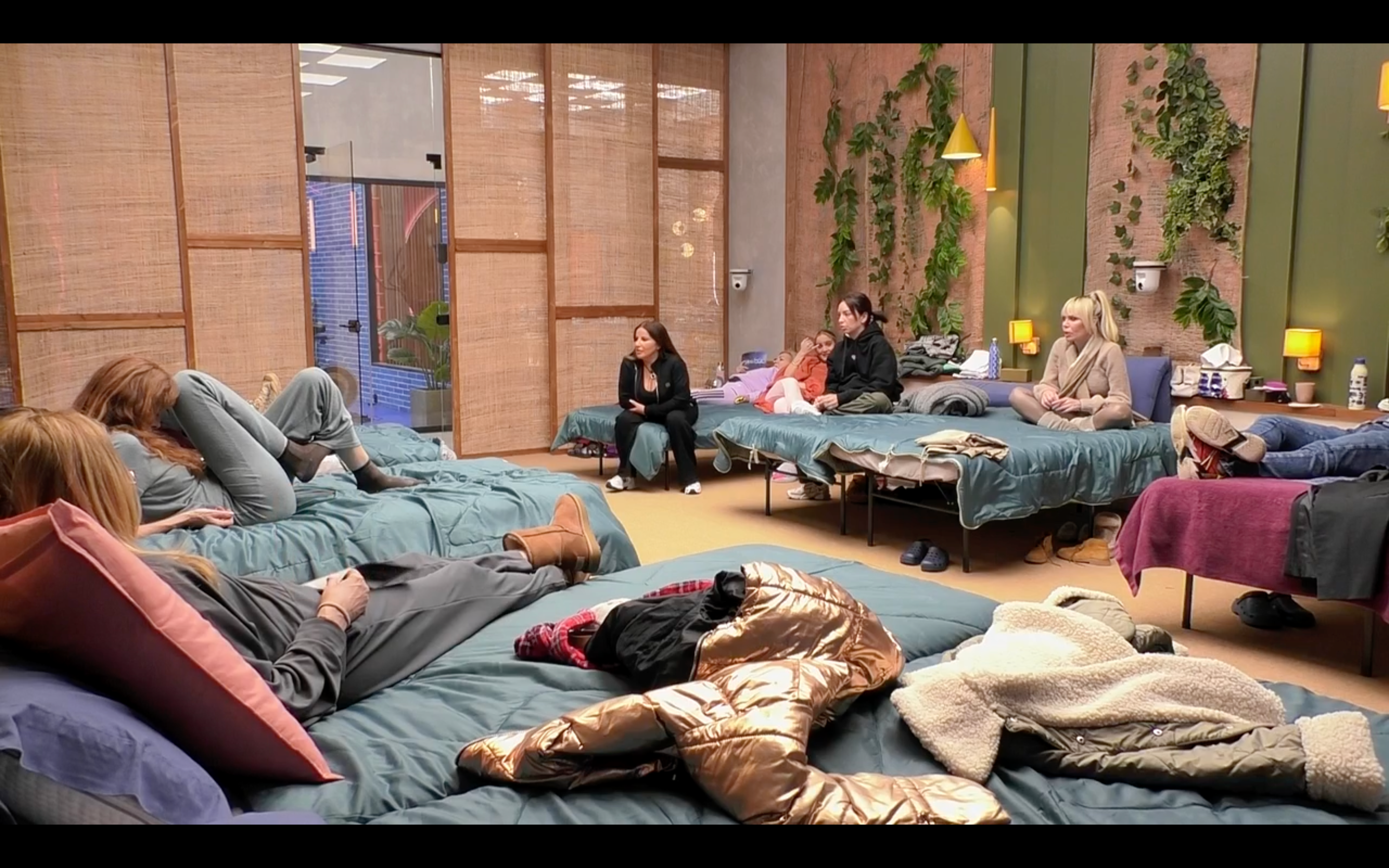 Los concursantes esperan en la habitación