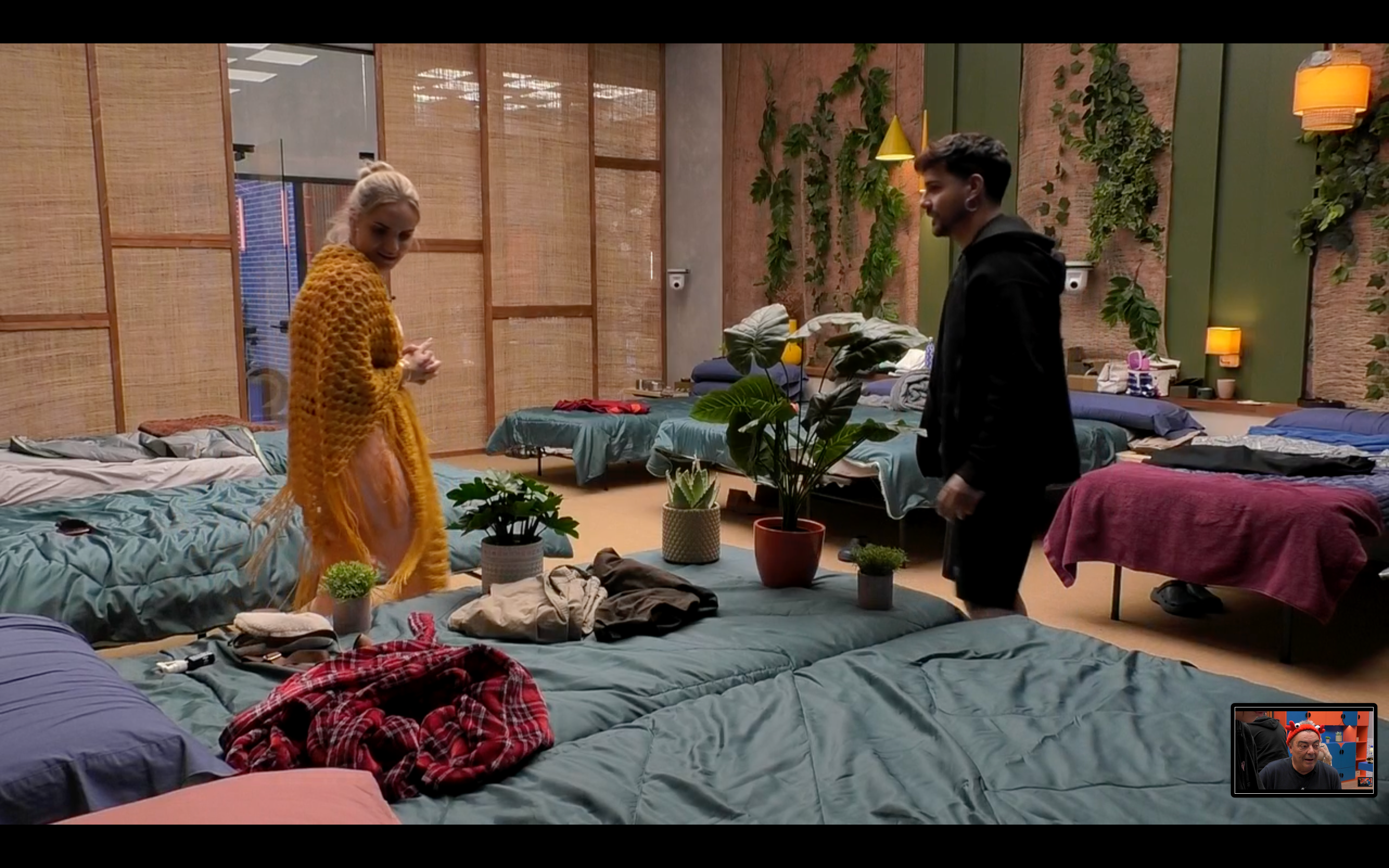 Manuel y Gloria le llenan de plantas la cama a Belén Ro