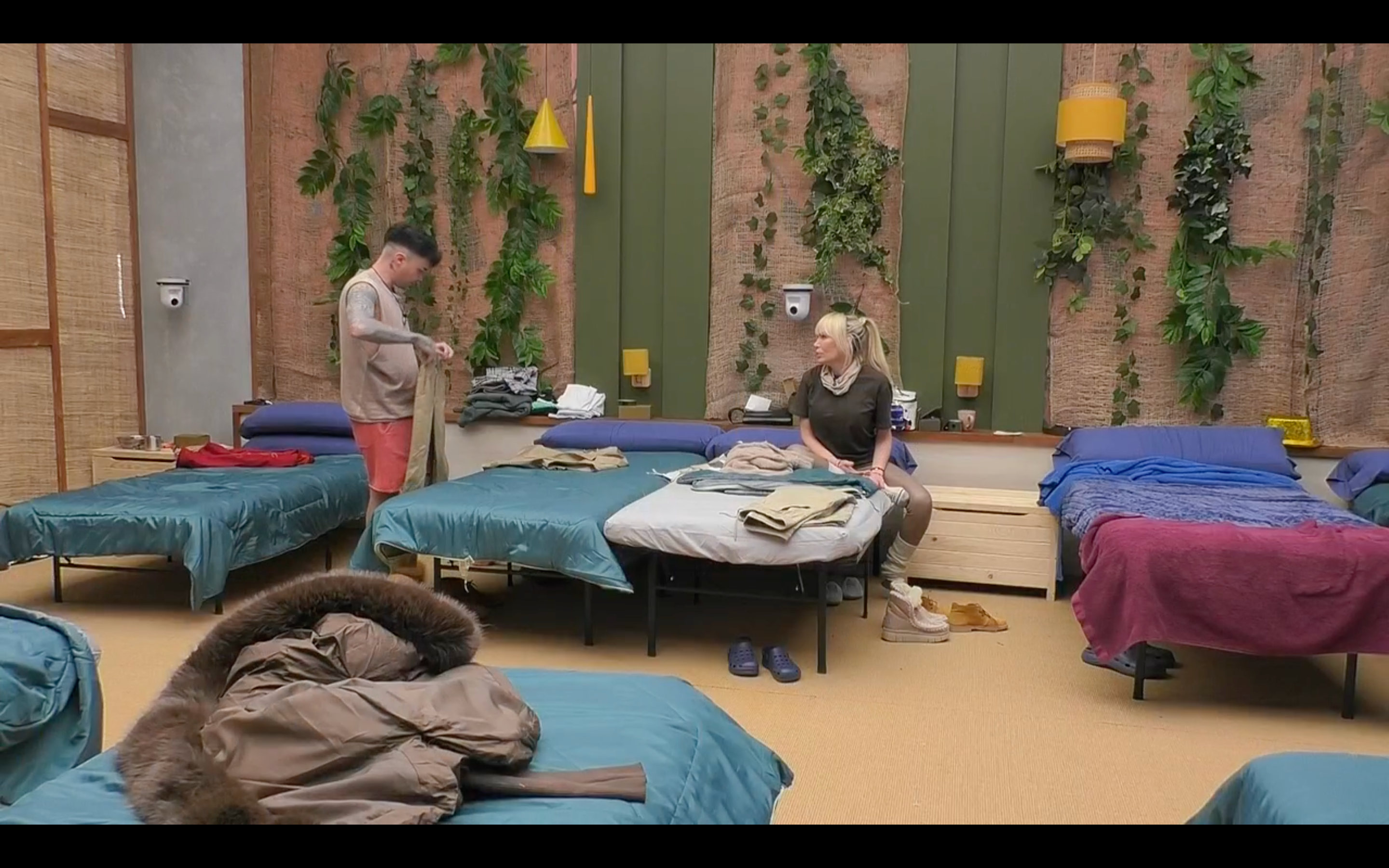 Mario y Selena hablan en la habitación