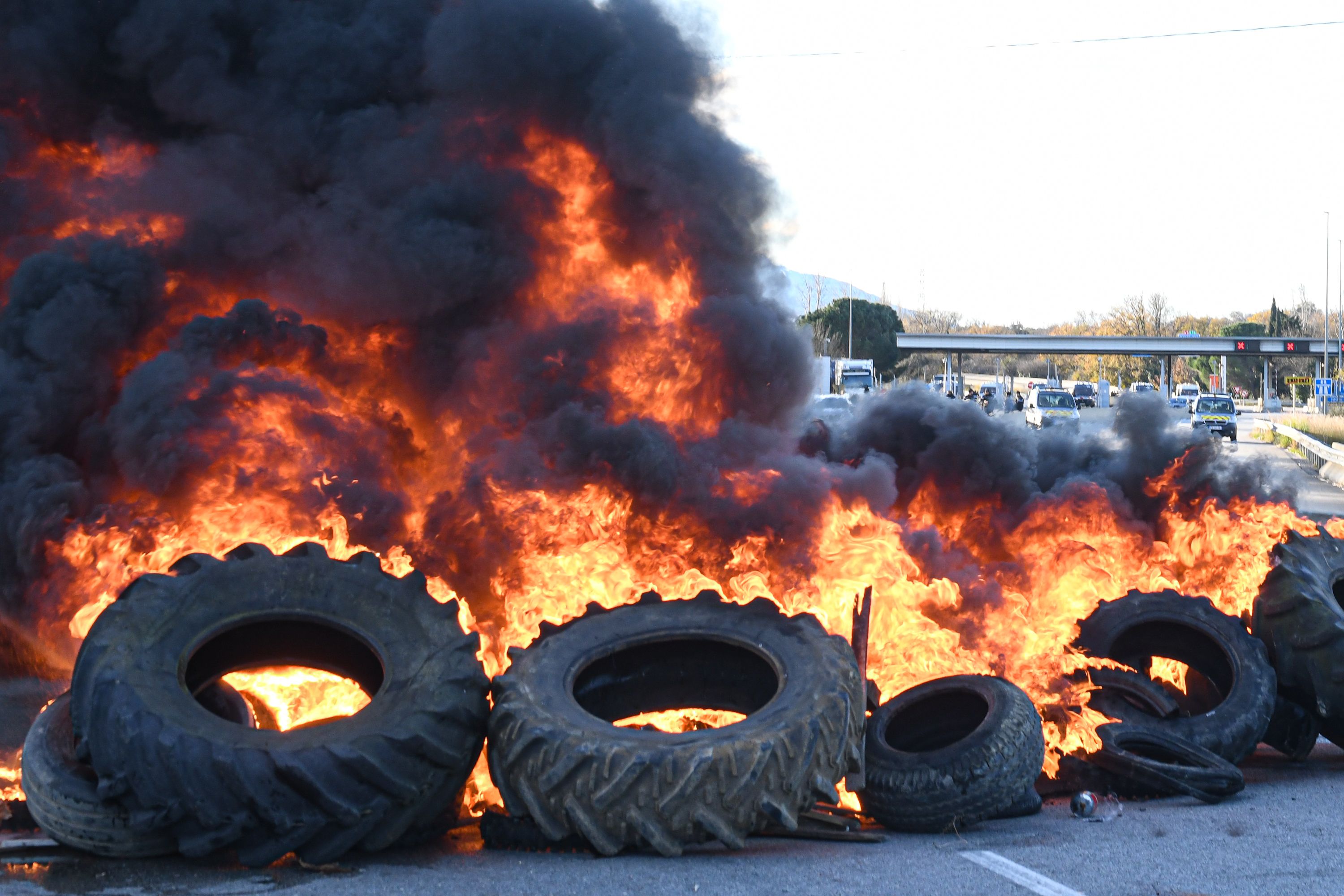 Neumáticos ardiendo en la protesta en la AP-7 en Girona