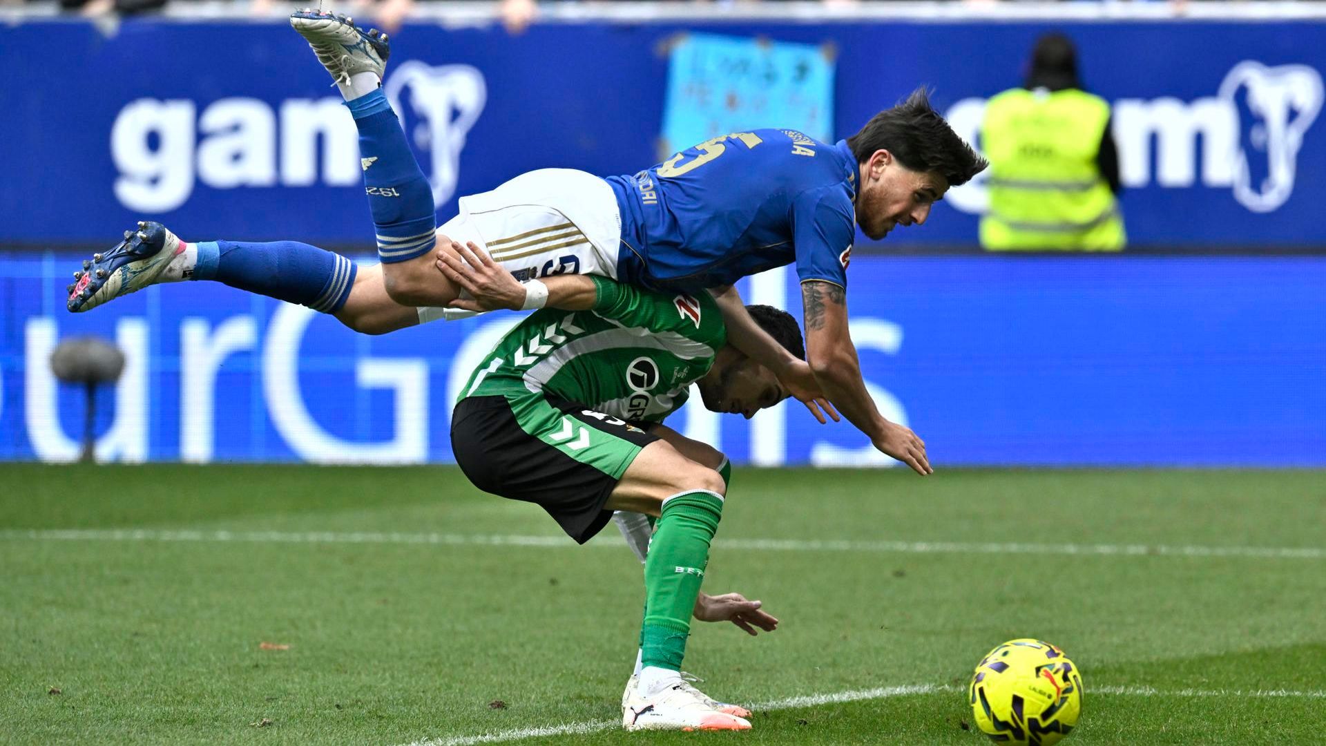 Reina y Marc Bartra, en el Oviedo - Betis. Reina y Marc Bartra, en el Oviedo - Betis.