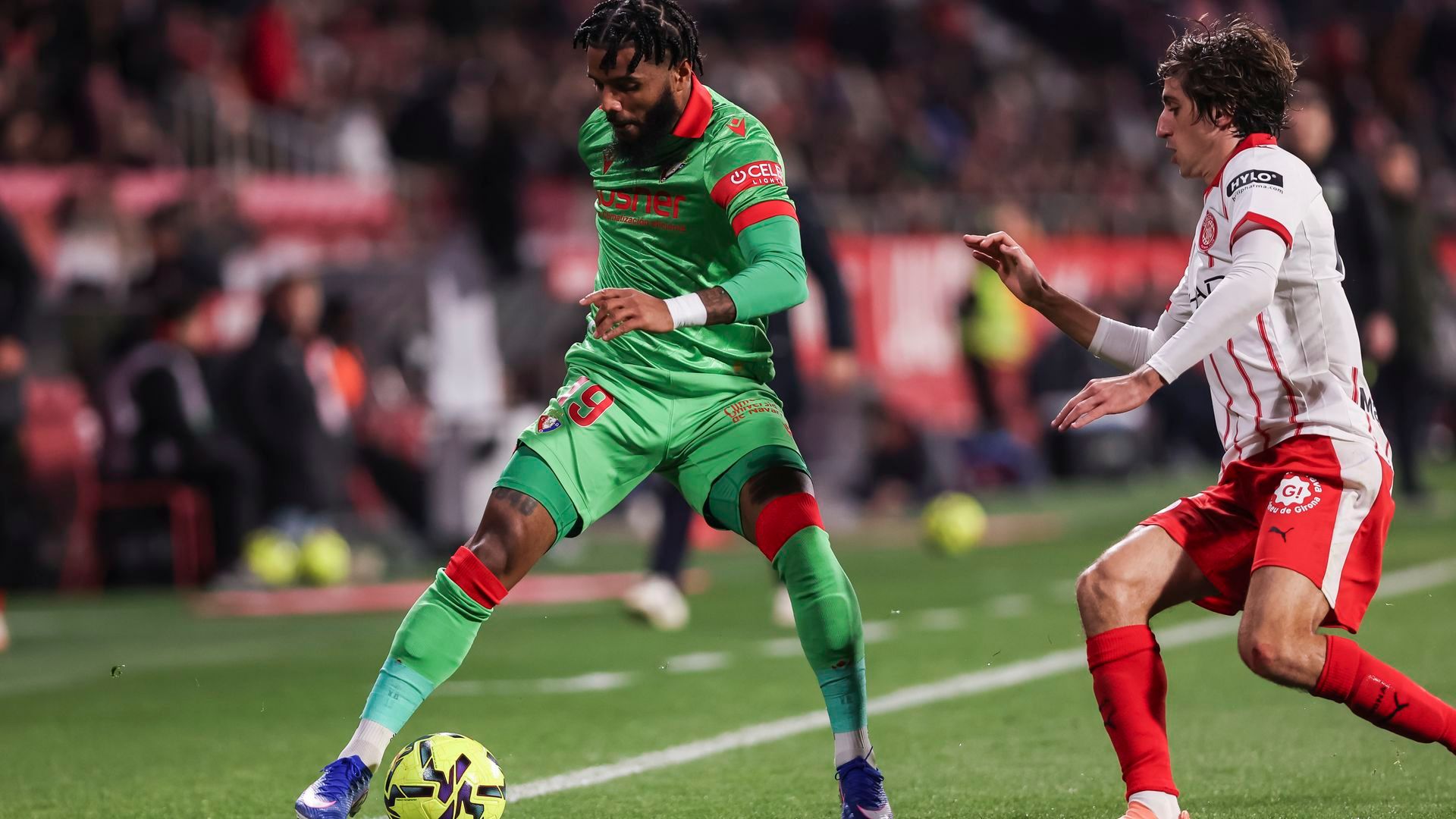 Rosier centrando ante el Girona