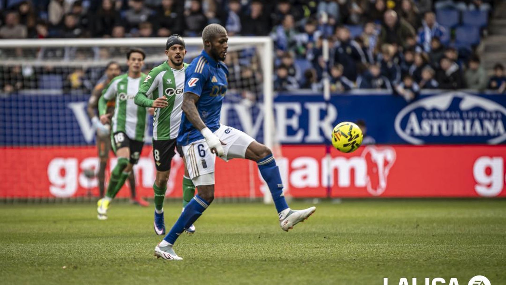 Sibo, en una jugada del Real Oviedo-Betis