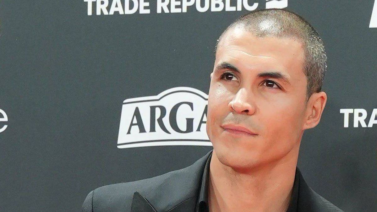 El padre de Kiko Jiménez, detenido por un presunto apuñalamiento: las primeras imágenes esposado y escoltado