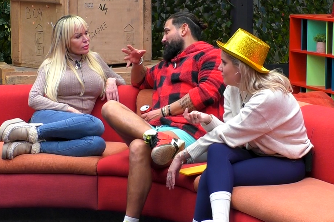 Sonia departe con John