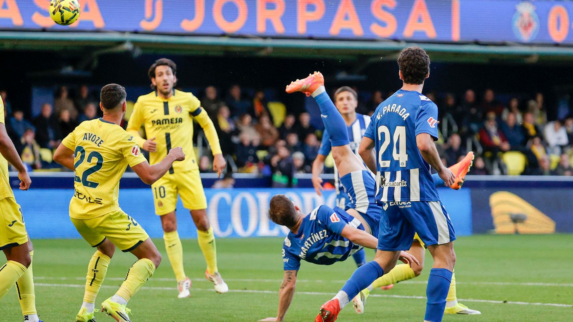 Toni Martínez rematando de chilena