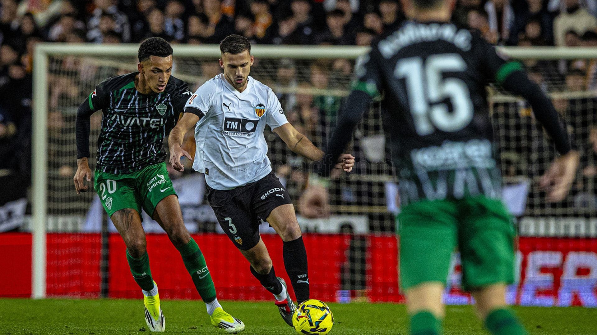 Álvaro Rodríguez persigue a Copete en el Valencia - Elche