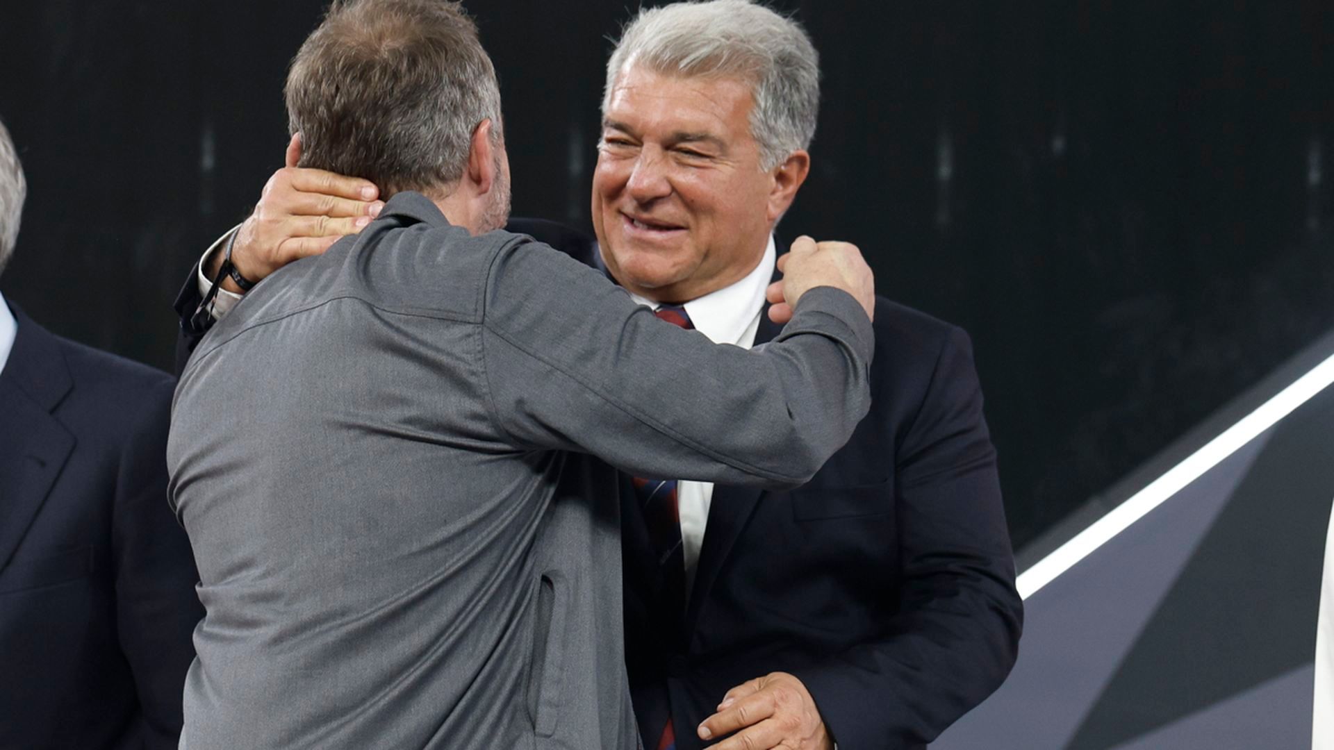 Abrazo entre Hansi Flick y Joan Laporta tras ganar la Supercopa