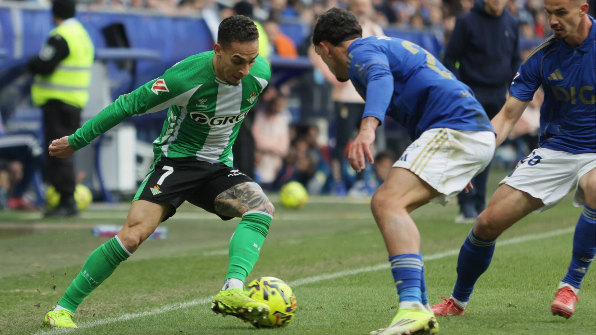 Antony, ante el Oviedo.