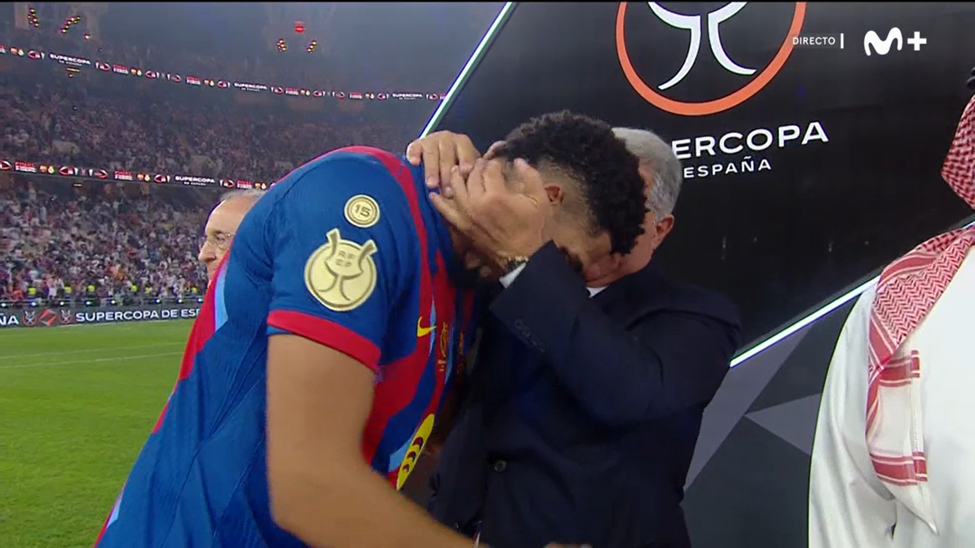 Araujo abrazándose con Laporta