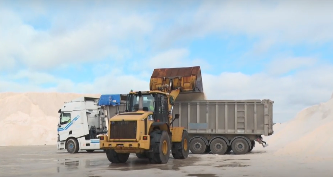 Carga de camiones con sal para el deshielo en Cádiz