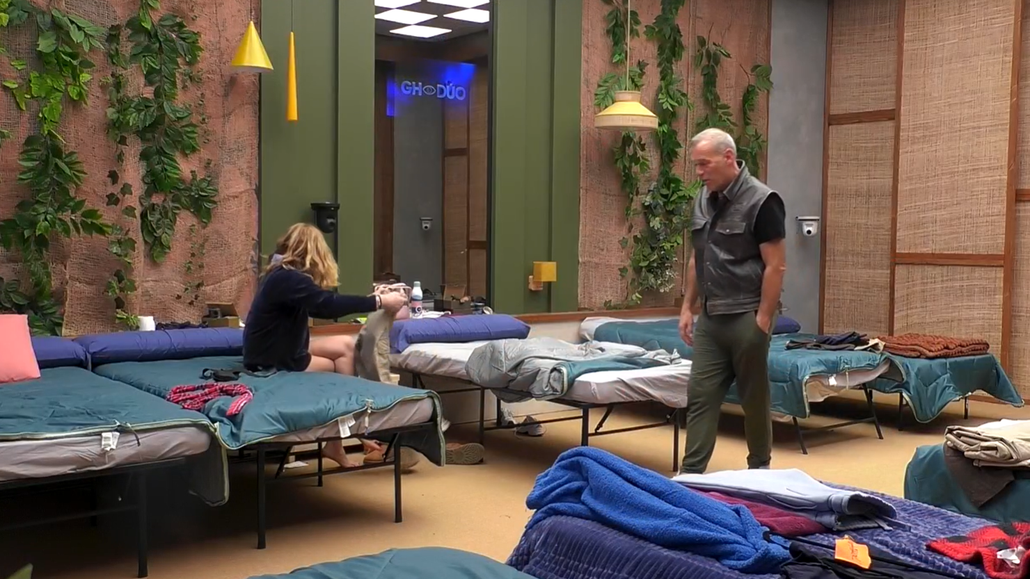 Carlos y Belén de charla