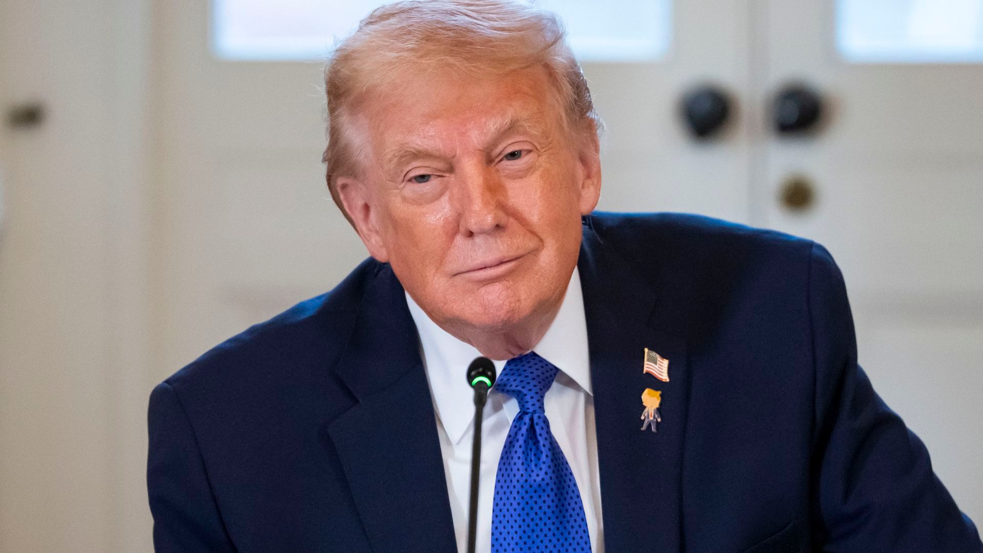 Donald Trump ofrece su ayuda para "liberar" Irán y el presidente del Parlamento amenaza con "contraatacar" a EEUU