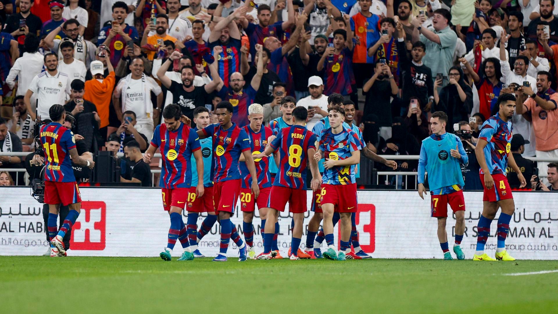 El Barcelona celebrando el tercero ante el Madrid