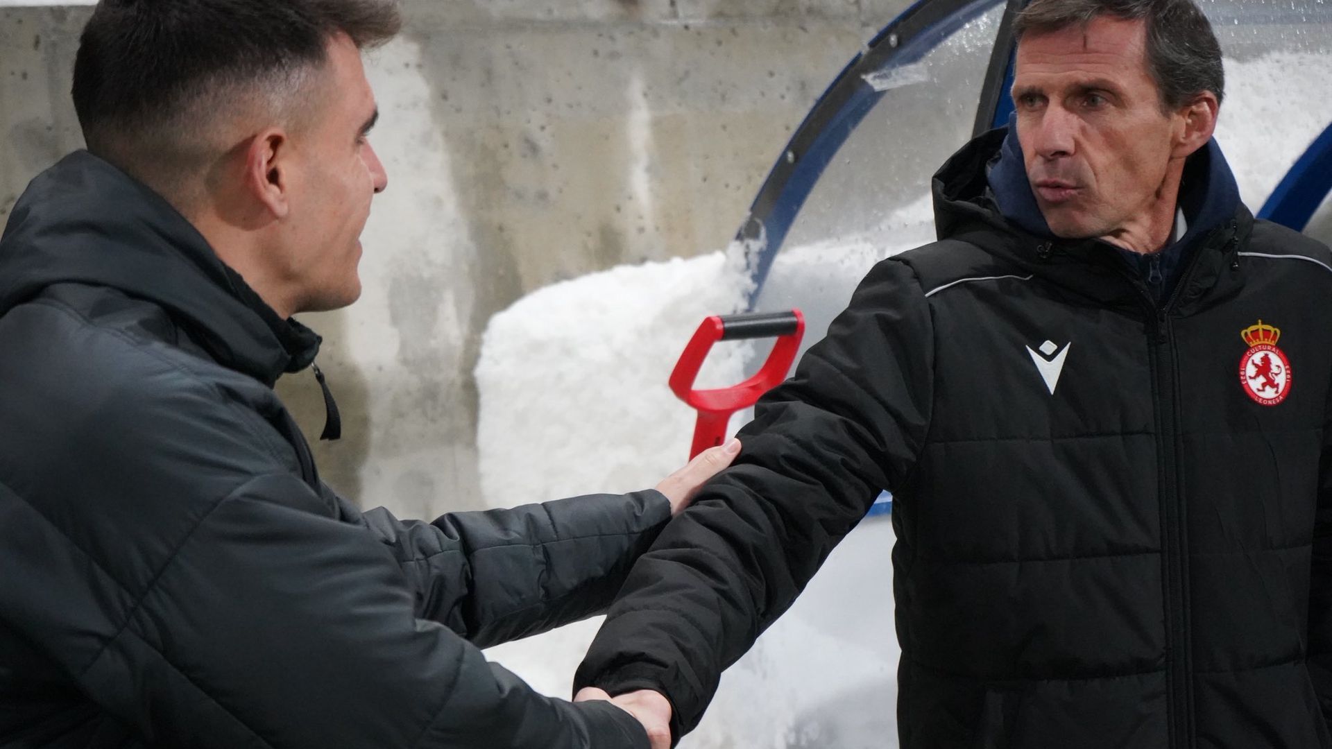 El Cuco Ziganda se saluda con el entrenador del Andorra