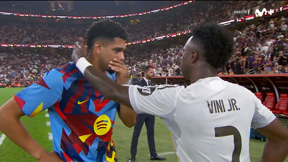 Vinicius speaks to Ronald Araujo at the Supercup final.