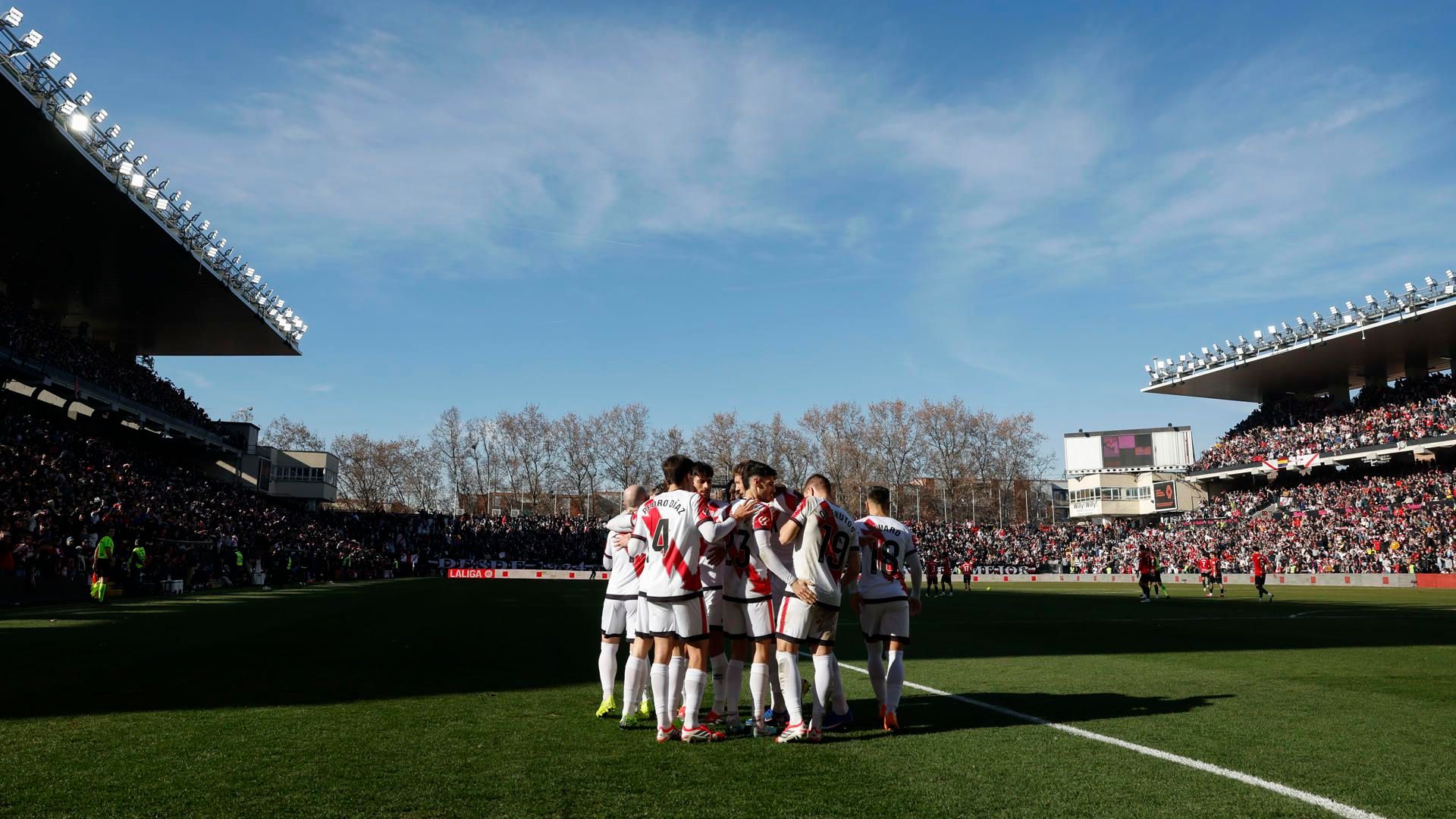El Rayo Vallecano celebrando ante el Mallorca