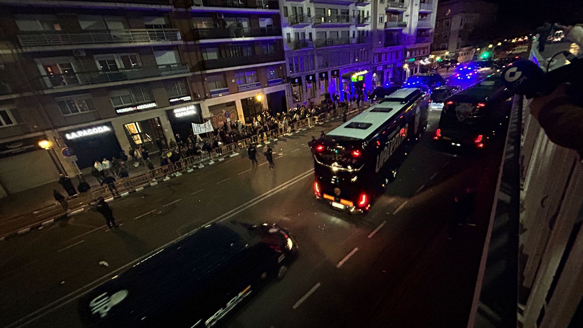El Valencia CF sale de Mestalla escoltado por la policíat
