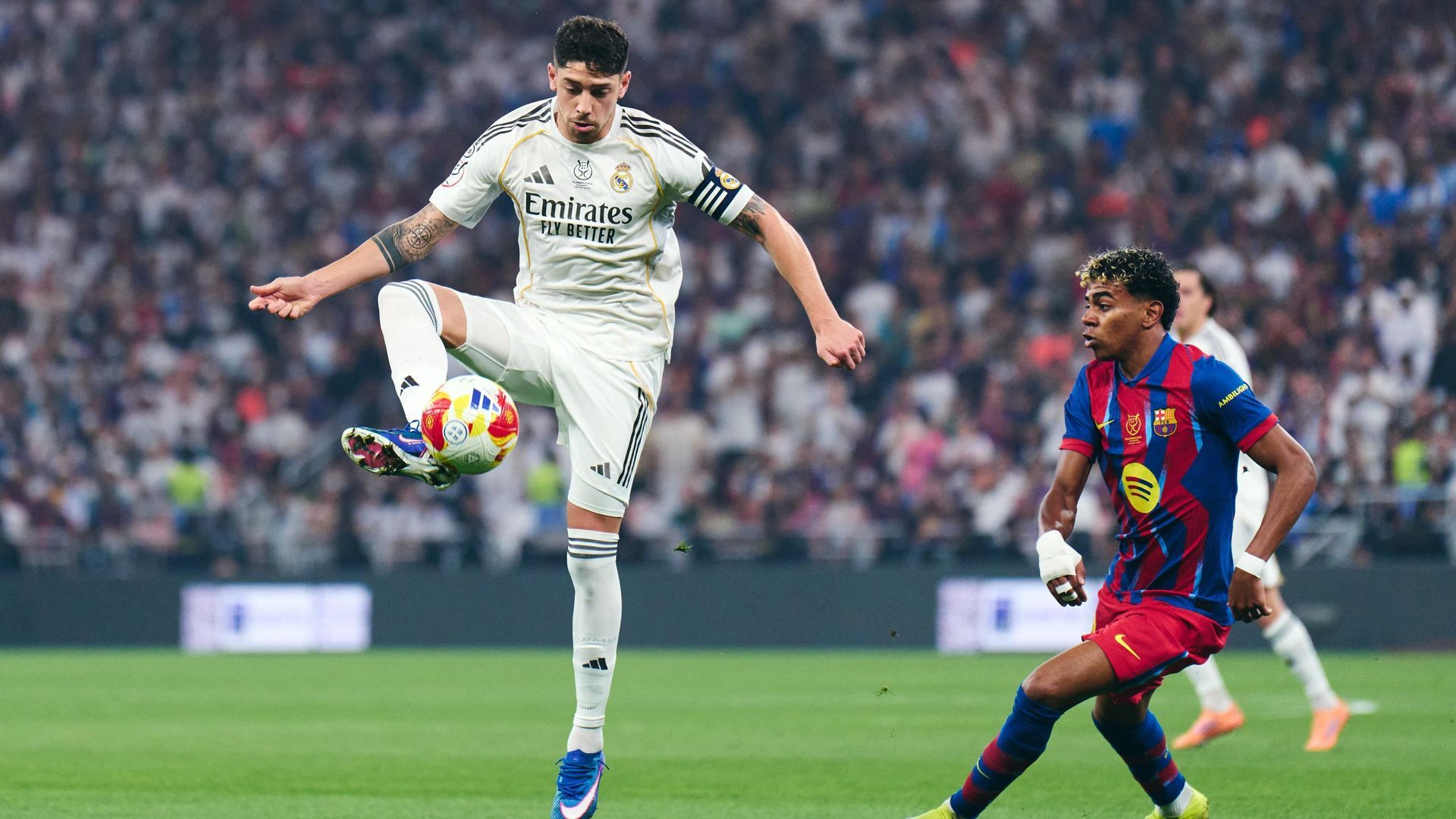 Fede Valverde controla delante de Lamine Yamal en la final de la Supercopa