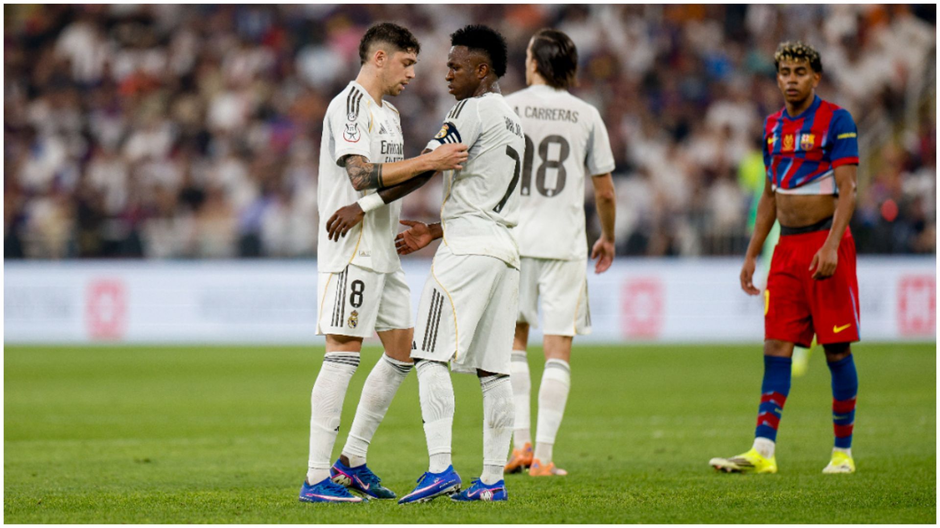 Fede Valverde le pasa el brazalete de capitán a Vinicius