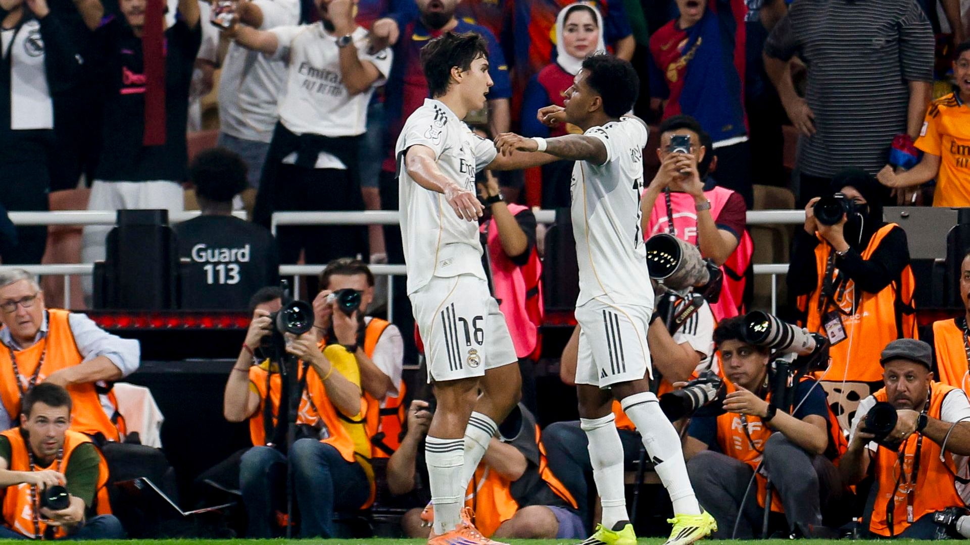 Gonzalo y Rodrygo celebran en la final de la Supercopa