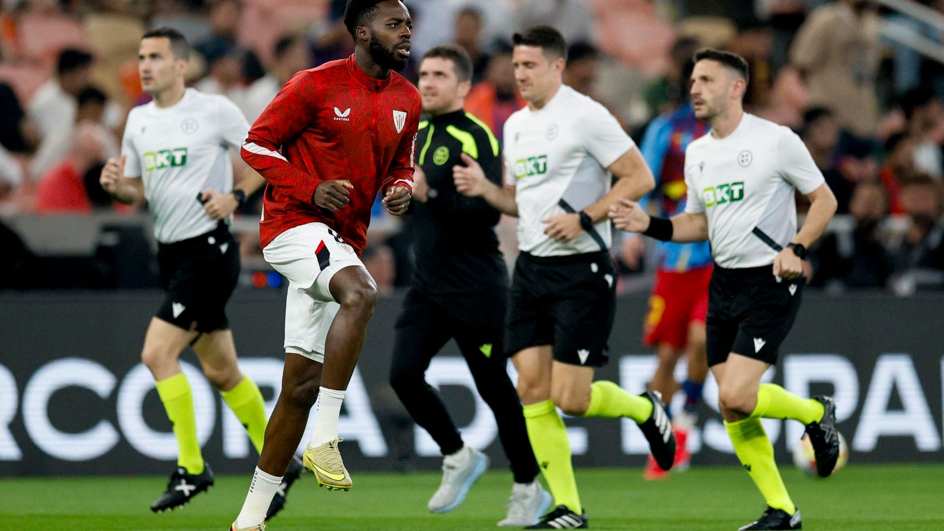 Iñaki Williams calienta en Yeda para jugar la Supercopa