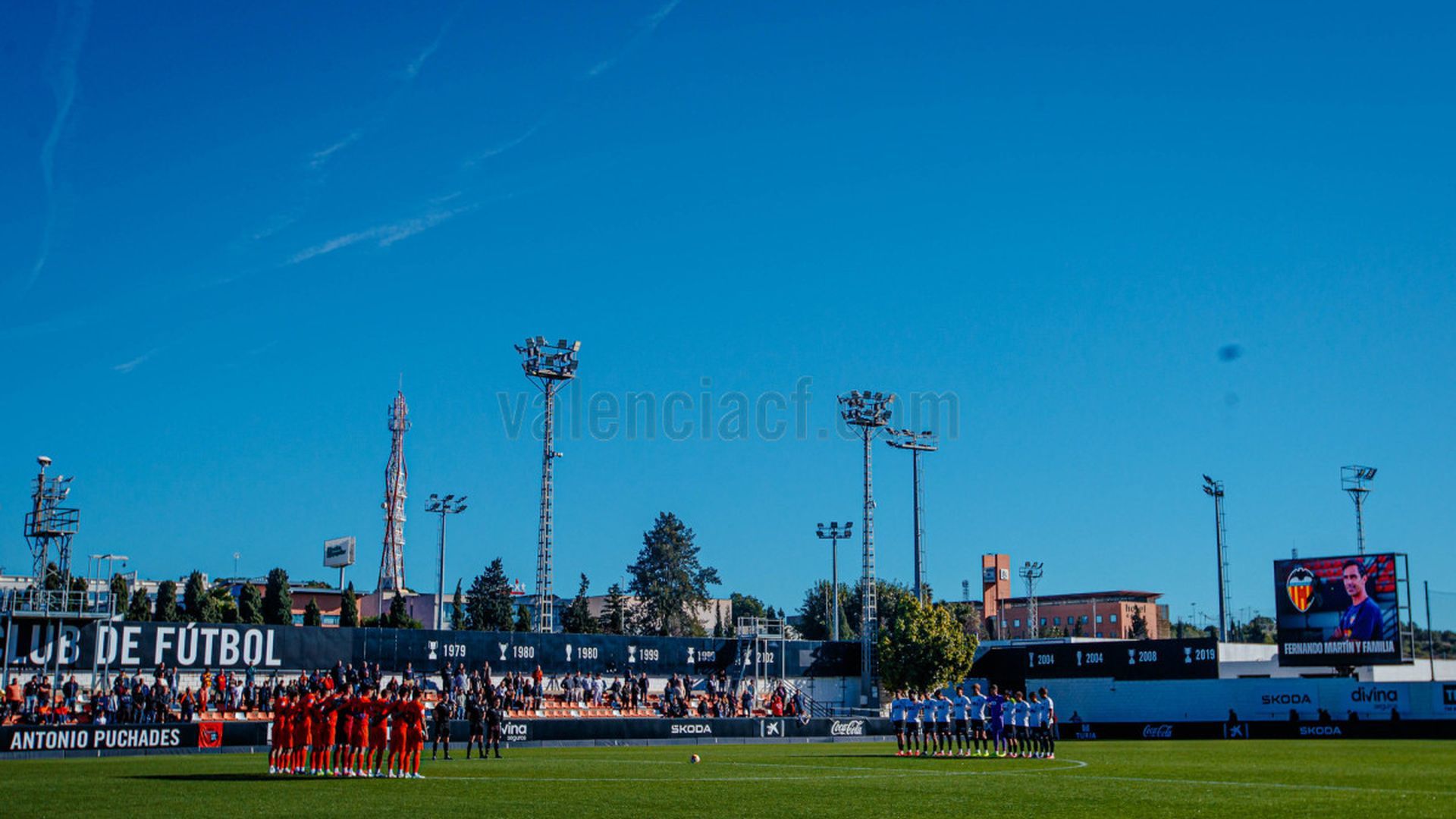 La imagen de Fernando Martín preside el minuto de silencio en su memoria