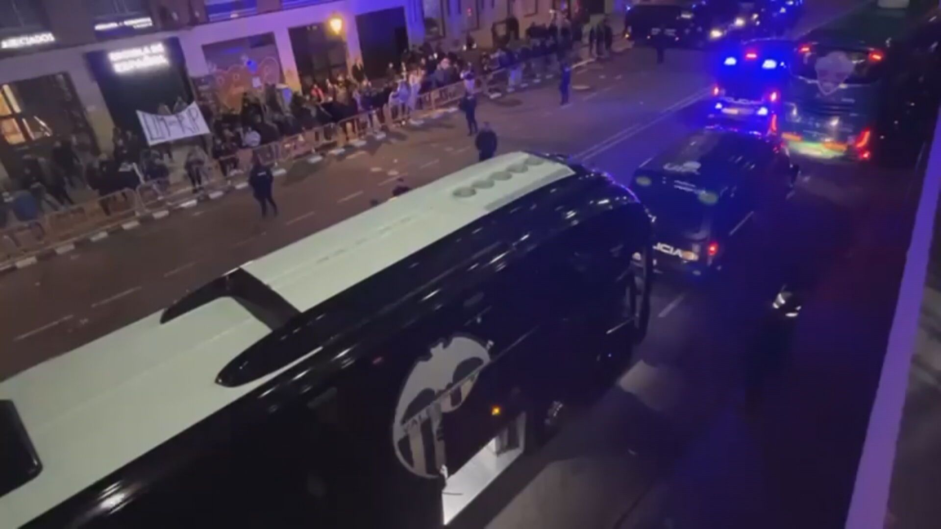 Los jugadores del Valencia salen escoltados de Mestalla