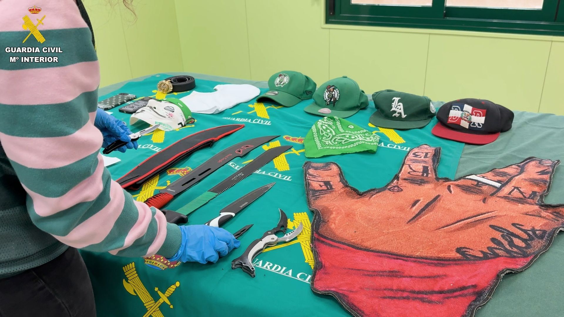 Machetes, navajas y elementos con simbología de bandas latinas
