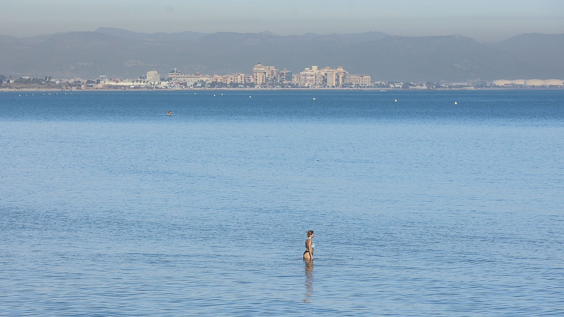 Mar Mediterráneo en la playa de la Malvarrosa de Valencia