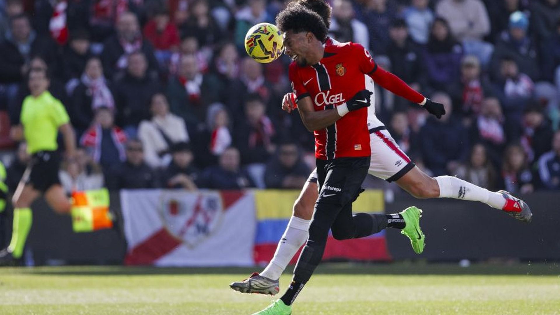 Mojica pelea un balón en el Rayo-Mallorca
