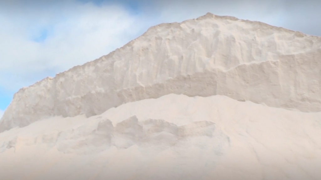 Sal de Cádiz para evitar el hielo en carreteras nevadas de Europa: se producen 2.000 toneladas al día